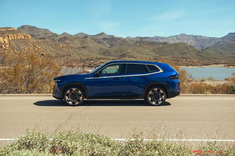 Và như mọi khi thì hệ thống treo của BMW XM 2023 vẫn được đánh giá rất cao, nhờ việc mang lại cảm giác lái đầm chắc và cực kỳ chính xác mỗi khi đánh lái. Công nghệ đánh lái bánh sau cũng góp một phần vào khả năng ôm cua cực kỳ ấn tượng của mẫu xe này.