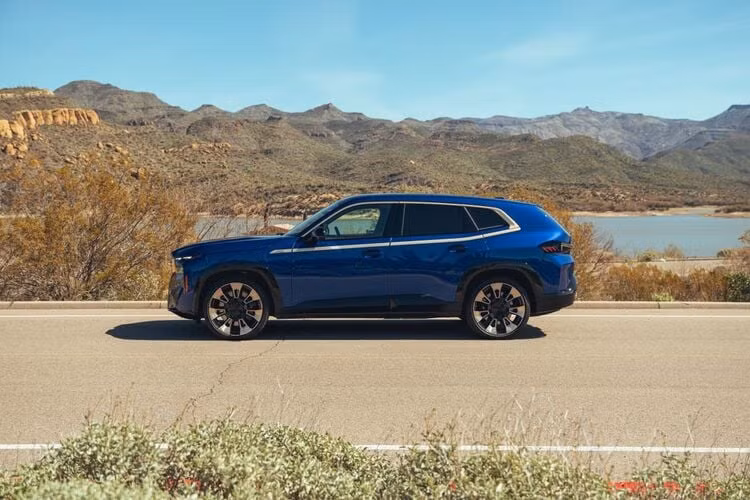 Và như mọi khi thì hệ thống treo của BMW XM 2023 vẫn được đánh giá rất cao, nhờ việc mang lại cảm giác lái đầm chắc và cực kỳ chính xác mỗi khi đánh lái. Công nghệ đánh lái bánh sau cũng góp một phần vào khả năng ôm cua cực kỳ ấn tượng của mẫu xe này.