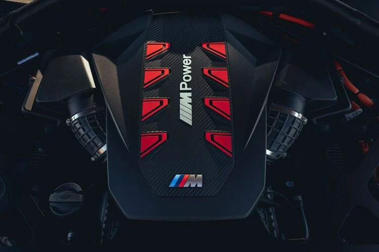 Cụ thể thì BMW XM 2023 trang bị động cơ V8 tăng áp kép 4,4 lít có mã là S68 và nó kết hợp cùng một động cơ điện hoạt động bằng pin lithium-ion gắn dưới sàn, mang đến tổng công suất 644 mã lực cùng 800Nm mô-men xoắn. Sức mạnh trên giúp xe tăng tốc từ 0-100 km/h chỉ trong 4,3 giây và đạt tốc độ tối đa 270 km/h. Đây hoàn toàn là những con số vô cùng thuyết phục.