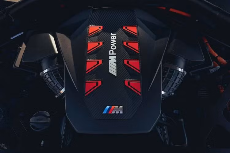 Cụ thể thì BMW XM 2023 trang bị động cơ V8 tăng áp kép 4,4 lít có mã là S68 và nó kết hợp cùng một động cơ điện hoạt động bằng pin lithium-ion gắn dưới sàn, mang đến tổng công suất 644 mã lực cùng 800Nm mô-men xoắn. Sức mạnh trên giúp xe tăng tốc từ 0-100 km/h chỉ trong 4,3 giây và đạt tốc độ tối đa 270 km/h. Đây hoàn toàn là những con số vô cùng thuyết phục.