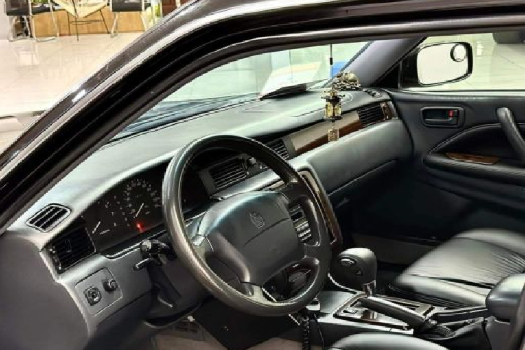 Bên trong khoang nội thất của Toyota Crown gần 30 năm tuổi đã có nhiều dấu ấn của thời gian. Tuy nhiên từ các chi tiết bằng nhựa vẫn giữ nguyên hình hài nguyên trạng có thể hình dung xe đã được hoàn thiện với những vật liệu chất lượng cao như thế nào.