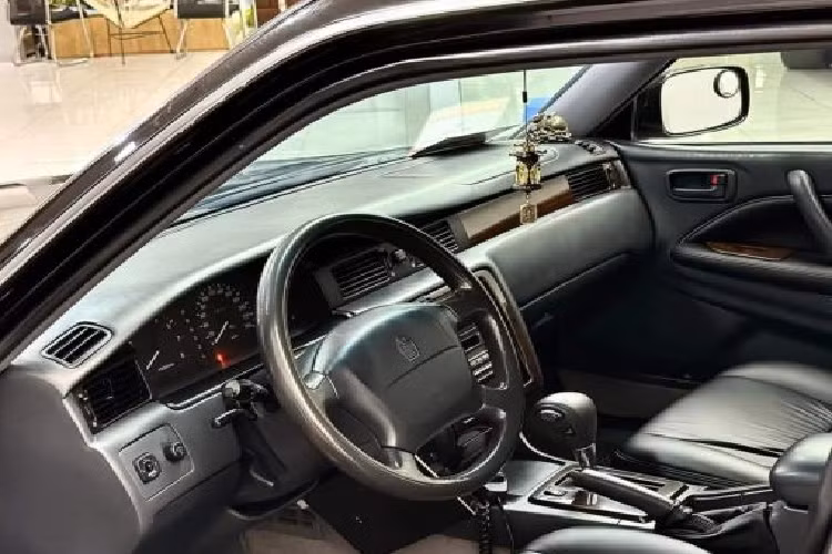 Bên trong khoang nội thất của Toyota Crown gần 30 năm tuổi đã có nhiều dấu ấn của thời gian. Tuy nhiên từ các chi tiết bằng nhựa vẫn giữ nguyên hình hài nguyên trạng có thể hình dung xe đã được hoàn thiện với những vật liệu chất lượng cao như thế nào.