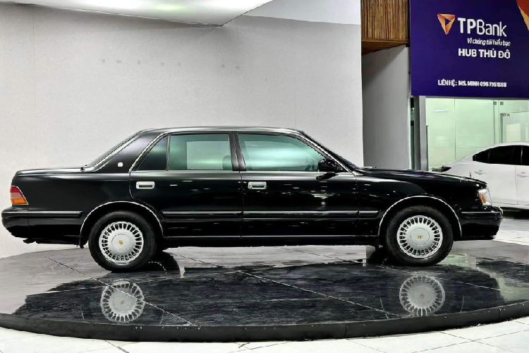 Tổng thể mẫu xe sedan Toyota Crown đời 1995-2001 đều sở hữu chiều dài 4.960 mm, rộng 1.695 mm, cao 1.425 mm và trục cơ sở 2.780 mm. Xe dài hơn Toyota Camry đời mới, mang tới diện tích thoải mái cho khoang hành khách phía sau.