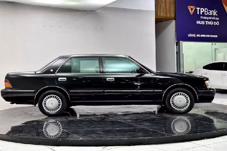 Tổng thể mẫu xe sedan Toyota Crown đời 1995-2001 đều sở hữu chiều dài 4.960 mm, rộng 1.695 mm, cao 1.425 mm và trục cơ sở 2.780 mm. Xe dài hơn Toyota Camry đời mới, mang tới diện tích thoải mái cho khoang hành khách phía sau.