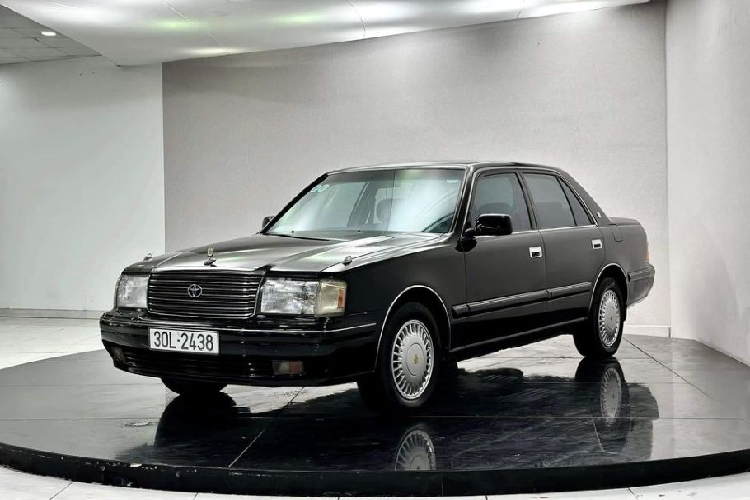 Đây cũng là mẫu xe nhiều người yêu thích bởi nét đẹp lịch lãm, cổ điển, nội thất rộng rãi, cảm giác lái đầm, chắc và rất bền sau nhiều năm sử dụng. Sau khoảng thời gian phục vụ nhà nước, nhiều xe được bán thanh lý cho tư nhân bên ngoài với giá rẻ. Trong đó phổ biến nhất là Crown thế hệ thứ 10, sản xuất 1995-2001.