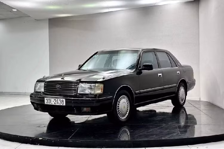 Đây cũng là mẫu xe nhiều người yêu thích bởi nét đẹp lịch lãm, cổ điển, nội thất rộng rãi, cảm giác lái đầm, chắc và rất bền sau nhiều năm sử dụng. Sau khoảng thời gian phục vụ nhà nước, nhiều xe được bán thanh lý cho tư nhân bên ngoài với giá rẻ. Trong đó phổ biến nhất là Crown thế hệ thứ 10, sản xuất 1995-2001.