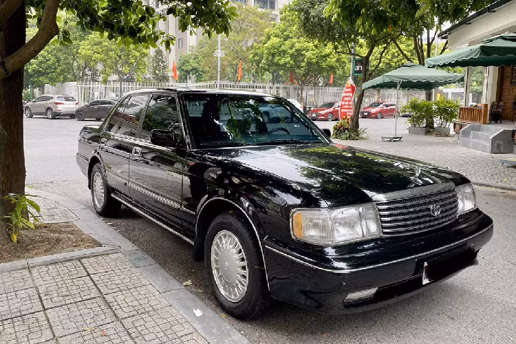 Toyota Crown có lẽ là chiếc xe đời sâu duy nhất tại Việt Nam mà người mua để dùng hay sưu tầm luôn thích sự nguyên bản, bởi càng nguyên bản thì xe càng có giá. Vốn là dòng xe kén người chơi bởi có thiết kế cổ điển và tuổi đời cao.