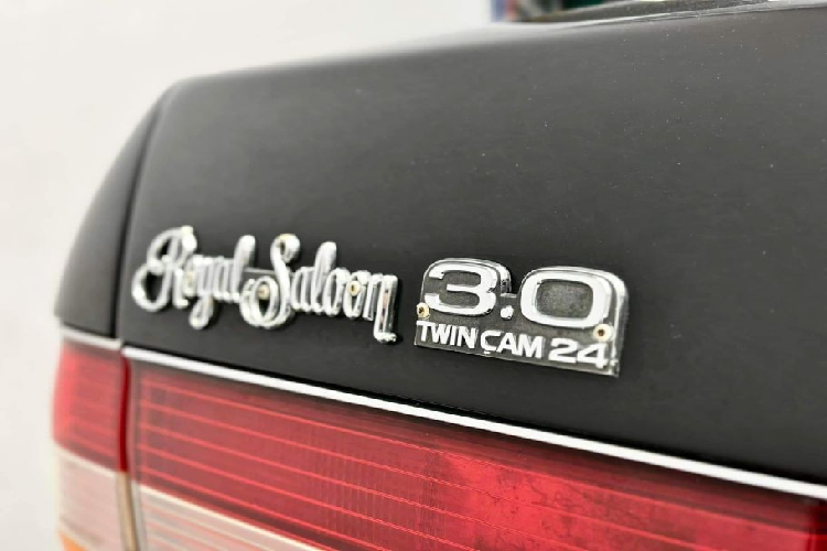 Xe sử dụng động cơ 2JZ-GE 6 xy-lanh, 3 lít, công suất 220 mã lực và mô-men xoắn 295 Nm, tích hợp hệ thống điều chỉnh van biến thiên, xe trang bị hệ dẫn động 4WD cùng hộp số tự động 4 cấp. Theo nhà sản xuất, mức tiêu hao nhiên liệu vào khoảng 10 lít/100 km, tuy nhiên nhiều chủ xe chia sẻ mức tiêu hao trong nội đô thực tế vào khoảng 17-18 lít/100 km.