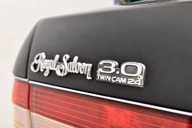 Xe sử dụng động cơ 2JZ-GE 6 xy-lanh, 3 lít, công suất 220 mã lực và mô-men xoắn 295 Nm, tích hợp hệ thống điều chỉnh van biến thiên, xe trang bị hệ dẫn động 4WD cùng hộp số tự động 4 cấp. Theo nhà sản xuất, mức tiêu hao nhiên liệu vào khoảng 10 lít/100 km, tuy nhiên nhiều chủ xe chia sẻ mức tiêu hao trong nội đô thực tế vào khoảng 17-18 lít/100 km.