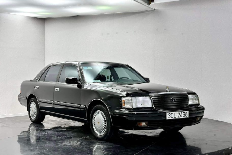 Thậm chí nhu cầu đối với dòng xe này tại Nhật Bản vẫn cao đến mức Toyota phải sản xuất ra những chiếc xe đời mới nhưng có kiểu dáng của xe đời cũ để phục vụ cho các đối tượng khách hàng trung thành với thiết kế cổ điển. Toyota Crown tại Việt Nam phổ biến từ những năm 90 và đầu 2000, đa số các mẫu Crown được nhập từ Mỹ và Nhật, gắn liền với hình ảnh của các chính khách.