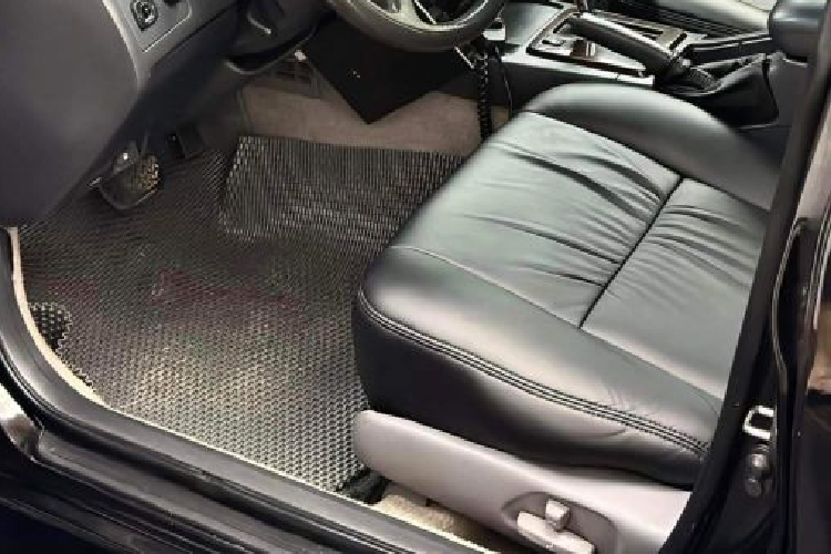 Với những mẫu xe nguyên bản, nội thất nỉ nhung nếu vẫn còn giữ lại sẽ được đánh giá cao và có giá trị bán lại tốt hơn. Một số chi tiết còn được ốp gỗ giúp tăng thêm vẻ sang trọng trong khoang xe. Bảng đồng hồ sau vô-lăng dạng cổ điển, các kim và số vẫn còn rõ nét.