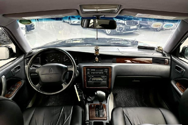 Xe được trang bị la-zăng đa chấu cổ điển, kích thước 15 inch. Xe được trang bị hệ thống treo dạng xương đòn kép, kết hợp khung gầm dạng unibody nên cảm giác lái đầm và chắc. Đèn pha và đèn hậu kiểu halogen cổ điển. Đuôi xe thiết kế vuông vức, đèn hậu chia làm nhiều phần với các chức năng khác nhau, bên phải đặt ăng-ten dài. 