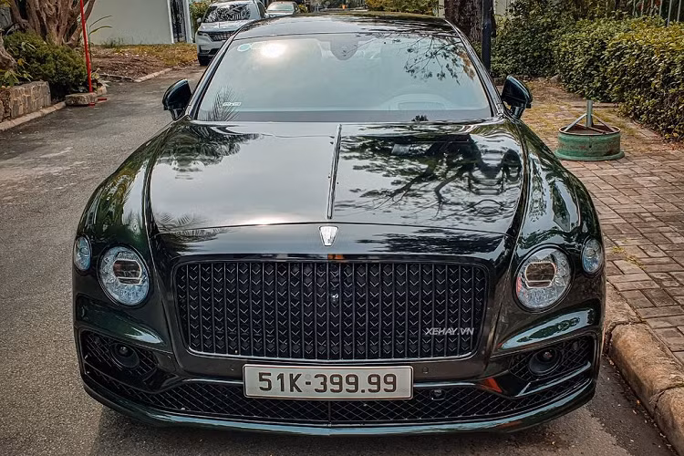Với gói nâng cấp Blackline Specification, Bentley Flying Spur biển tứ quý 9 thế hệ thứ 3 sở hữu nhiều chi tiết được sơn đen bóng, làm tăng thêm vẻ thể thao của chiếc sedan này.