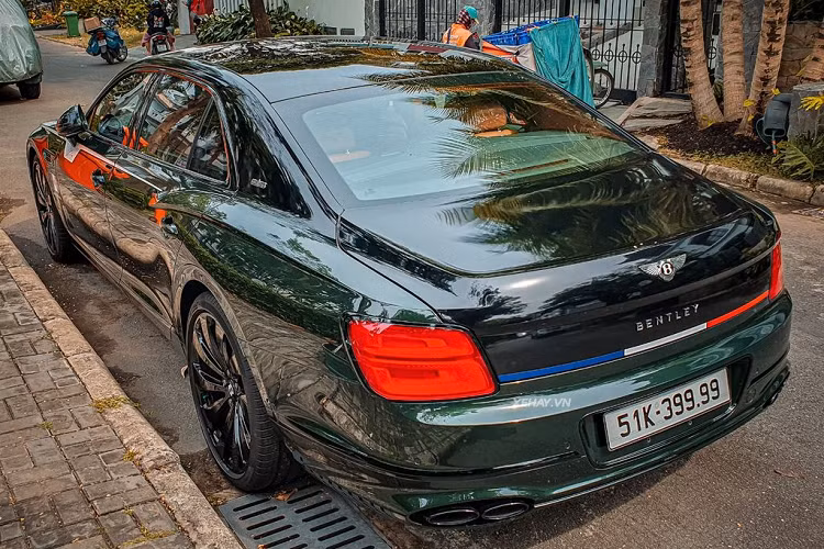 Tổng thể Bentley Flying Spur theo đó cũng trở nên hầm hố và ấn tượng hơn. Chưa hết, để tạo “dấu ấn riêng” vị đại gia này còn đính thêm logo của công ty gia đình ở ngay sau bánh xe trước và 3 màu xanh dương, trắng và đỏ kéo dài đuôi xe của chiếc Bentley Flying Spur .