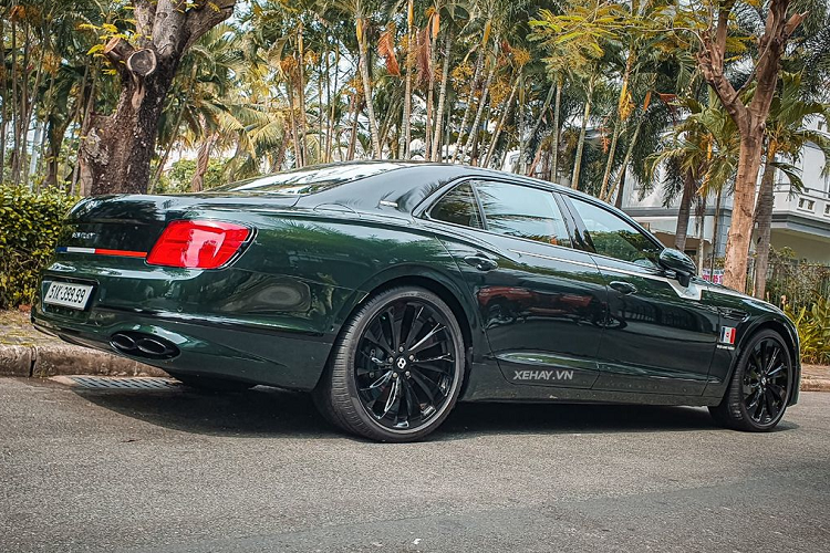 Ngoài ra, xe còn có gói Bentley Dynamic Ride cho phép chiếc xe có khả năng đánh lái 4 bánh. Mức giá xe Bentley Flying Spur V8 tại Việt Nam hiện không dưới 20 tỷ đồng, đặc biệt là chiếc xe còn đeo biển "tứ quý 9".