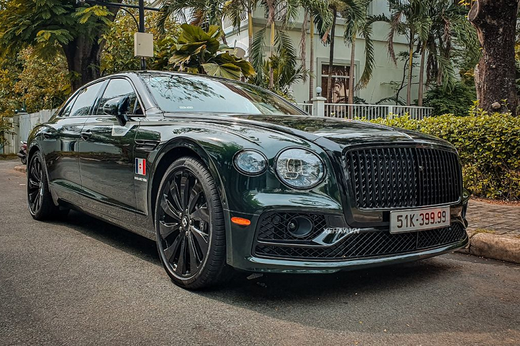 Điểm gây ấn tượng đầu tiên trên chiếc xe siêu sang Bentley Flying Spur của Minh Minh Nhựa có lẽ chính là màu sơn ngoại thất của xe. Theo đó, Bentley Flying Spur trong bài có màu “áo” xanh lục bảo với gói nâng cấp Blackline Specification.