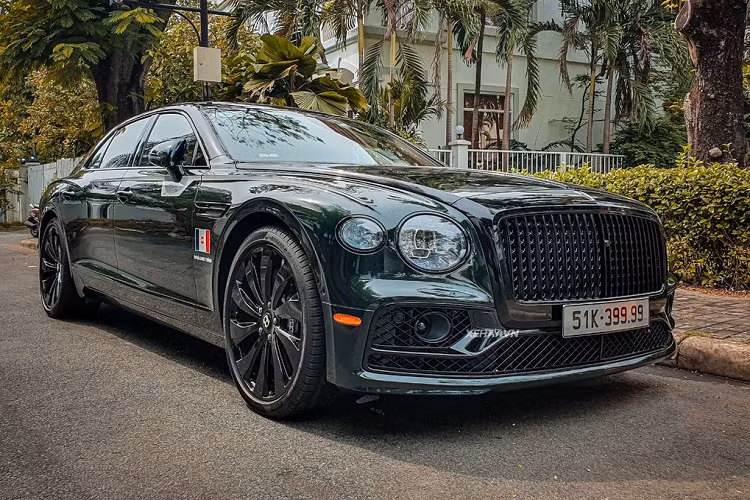 Điểm gây ấn tượng đầu tiên trên chiếc xe siêu sang Bentley Flying Spur của Minh Minh Nhựa có lẽ chính là màu sơn ngoại thất của xe. Theo đó, Bentley Flying Spur trong bài có màu “áo” xanh lục bảo với gói nâng cấp Blackline Specification.