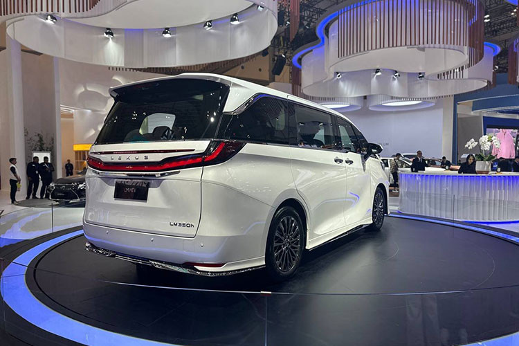 Được nhập khẩu nguyên chiếc từ Nhật Bản vào Thái Lan, Lexus LM 2024 chỉ có 1 loại động cơ là máy xăng 4 xi-lanh, dung tích 2.5L, sản sinh công suất tối đa 190 mã lực tại tua máy 6.000 vòng/phút và mô-men xoắn cực đại 236 Nm tại tua máy 4.300 - 4.500 vòng/phút. Động cơ kết hợp với mô-tơ điện mạnh 182 mã lực và 270 Nm nằm trên cầu trước. Con số tương ứng của mô-tơ điện nằm trên cầu sau là 54 mã lực và 121 Nm.