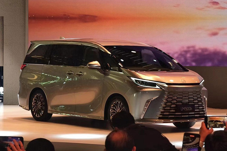 Tại thị trường Thái Lan, mẫu MPV hạng sang này có 4 màu sơn ngoại thất là đen, trắng, đỏ và bạc. Trong khi đó, nội thất có 2 màu là trắng - nâu đồng và đen - xám đậm. Sau Thái Lan, Lexus LM 2024 nhiều khả năng sẽ tiếp tục ra mắt những thị trường Đông Nam Á khác như Việt Nam.