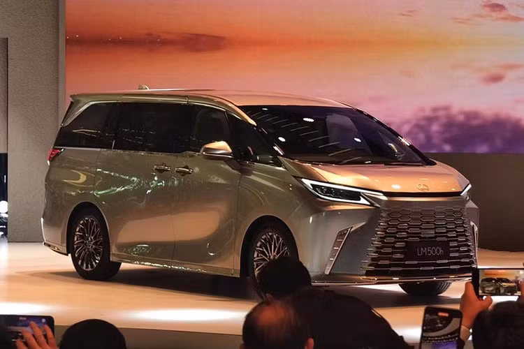 Tại thị trường Thái Lan, mẫu MPV hạng sang này có 4 màu sơn ngoại thất là đen, trắng, đỏ và bạc. Trong khi đó, nội thất có 2 màu là trắng - nâu đồng và đen - xám đậm. Sau Thái Lan, Lexus LM 2024 nhiều khả năng sẽ tiếp tục ra mắt những thị trường Đông Nam Á khác như Việt Nam.