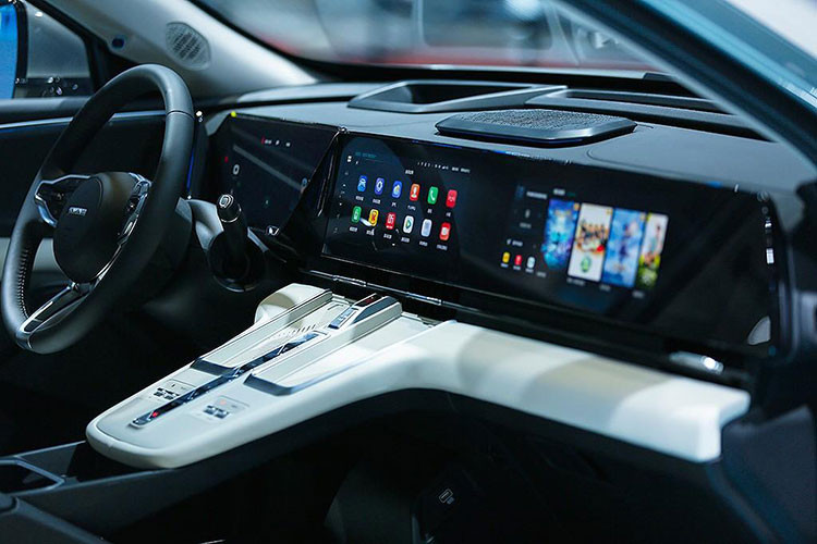 Để đối phó với tình trạng hao pin xe Haval Xiaolong MAX, ông Qiao Xinyu tiết lộ rằng kế hoạch nâng cấp OTA đầu tiên cho Haval Xiaolong MAX sẽ được triển khai vào đầu tháng 9 và “sẽ có nhiều lĩnh vực tối ưu hóa và nâng cấp”. Dựa trên việc lắng nghe ý kiến của người dùng, đội ngũ kỹ thuật sẽ tối ưu hóa toàn diện chiến lược cung cấp điện, khẳng định sẽ “giải quyết hiệu quả các mối lo ngại về nguồn điện”.