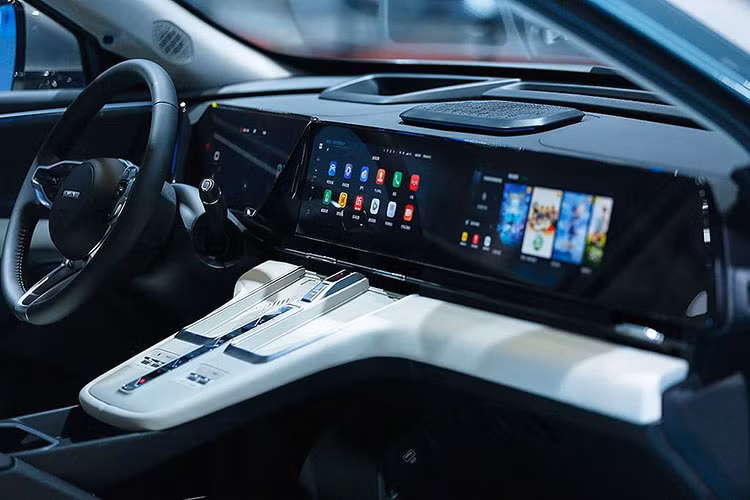 Để đối phó với tình trạng hao pin xe Haval Xiaolong MAX, ông Qiao Xinyu tiết lộ rằng kế hoạch nâng cấp OTA đầu tiên cho Haval Xiaolong MAX sẽ được triển khai vào đầu tháng 9 và “sẽ có nhiều lĩnh vực tối ưu hóa và nâng cấp”. Dựa trên việc lắng nghe ý kiến của người dùng, đội ngũ kỹ thuật sẽ tối ưu hóa toàn diện chiến lược cung cấp điện, khẳng định sẽ “giải quyết hiệu quả các mối lo ngại về nguồn điện”.