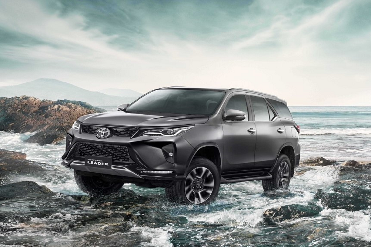 Trong khi mọi sự chú ý đang dồn vào màn ra mắt của Toyota Land Cruiser Prado 2024 thì tại thị trường Thái Lan, hãng xe Nhật Bản lại lặng lẽ vén màn Toyota Fortuner 2023 nâng cấp với 3 phiên bản là Leader, Legender và GR Sport.