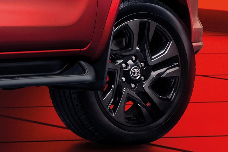 Xe vẫn có thiết kế thể thao hơn phiên bản Leader và Legender đồng thời dùng vành hợp kim 20 inch với cùm phanh màu đỏ thể thao. Nội thất của Toyota Fortuner GR Sport 2023 tạo sự khác biệt với 2 phiên bản Leader và Legender bằng cách phối màu đen - đỏ tương phản cũng như bộ bàn đạp ốp kim loại.