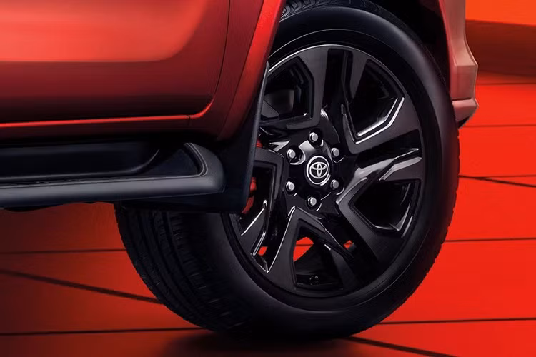 Xe vẫn có thiết kế thể thao hơn phiên bản Leader và Legender đồng thời dùng vành hợp kim 20 inch với cùm phanh màu đỏ thể thao. Nội thất của Toyota Fortuner GR Sport 2023 tạo sự khác biệt với 2 phiên bản Leader và Legender bằng cách phối màu đen - đỏ tương phản cũng như bộ bàn đạp ốp kim loại.