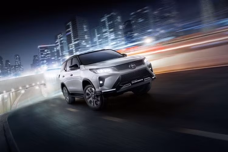 Cụ thể, ngoài máy dầu 2.4L như phiên bản Leader, Toyota Fortuner Legender 2023 còn có động cơ diesel 4 xi-lanh, tăng áp, dung tích 2.8L, tạo ra công suất tối đa 204 mã lực và mô-men xoắn cực đại 500 Nm. Động cơ kết hợp với hộp số tự động 6 cấp với lẫy chuyển số sau vô lăng, hệ dẫn động 1 cầu hoặc 2 cầu.