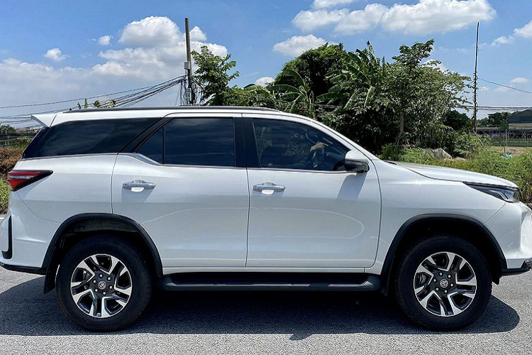 Đặc biệt, Toyota Fortuner Legender 2023 còn được trang bị gói công nghệ an toàn chủ động Toyota Safety Sense, bao gồm hệ thống kiểm soát hành trình thích ứng, cảnh báo lệch làn đường, tích hợp hỗ trợ đánh lái, cảnh báo tiền va chạm, cảnh báo điểm mù và cảnh báo phương tiện cắt ngang khi lùi. Mức giá xe Toyota Fortuner Legender 2023 cho 4 bản trang bị từ 1,618 - 1,874 triệu Baht (khoảng 1,11 - 1,29 tỷ đồng).