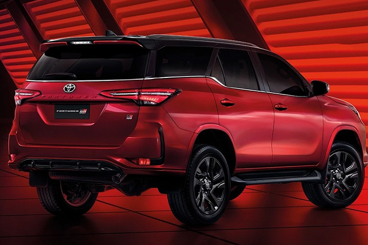 Động cơ đi với hộp số tự động 6 cấp và hệ dẫn động 4 bánh. Đây là động cơ đã được dùng cho Toyota Hilux GR Sport ở một số thị trường. Bên cạnh đó, Toyota Fortuner GR Sport 2023 còn có khóa vi sai chống trượt tự động. Ngoài động cơ, Toyota Fortuner GR Sport 2023 không có gì mới về mặt thiết kế hay trang bị.