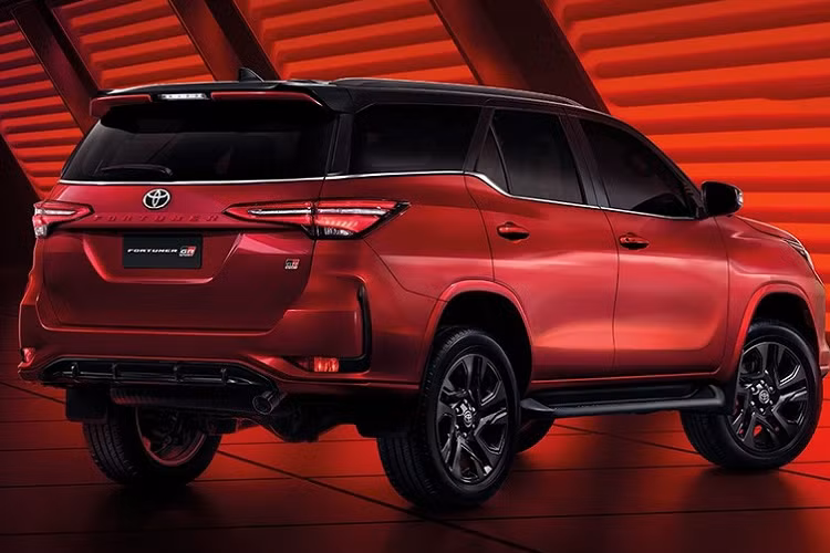 Động cơ đi với hộp số tự động 6 cấp và hệ dẫn động 4 bánh. Đây là động cơ đã được dùng cho Toyota Hilux GR Sport ở một số thị trường. Bên cạnh đó, Toyota Fortuner GR Sport 2023 còn có khóa vi sai chống trượt tự động. Ngoài động cơ, Toyota Fortuner GR Sport 2023 không có gì mới về mặt thiết kế hay trang bị.