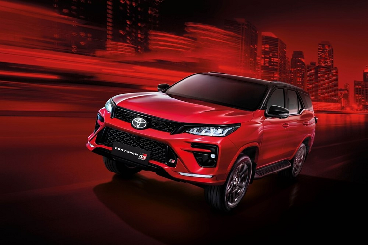 Khác với phiên bản Leader và Legender, Toyota Fortuner GR Sport 2023 lại có thay đổi quan trọng là động cơ. Theo đó, phiên bản này dùng động cơ diesel 4 xi-lanh, tăng áp, dung tích 2.8L với công suất tối đa 224 mã lực tại tua máy 3.400 vòng/phút và mô-men xoắn cực đại 550 Nm tại dải tua máy 1.600 - 2.800 vòng/phút. So với phiên bản cũ, xe mạnh hơn 20 mã lực và 50 Nm.