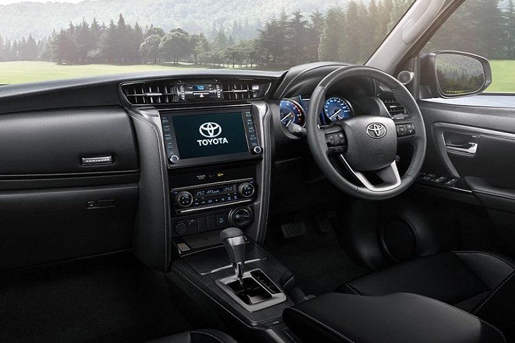 Các trang bị khác như; màn hình cảm ứng trung tâm 8 inch, hỗ trợ Apple CarPlay/Android Auto, điều hòa tự động, lọc không khí PM2.5, 2 cổng sạc 12V, 1 cổng sạc 220V, hệ thống âm thanh 6 loa, chìa khóa thông minh và khởi động máy bằng nút bấm.