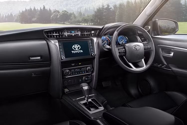 Các trang bị khác như; màn hình cảm ứng trung tâm 8 inch, hỗ trợ Apple CarPlay/Android Auto, điều hòa tự động, lọc không khí PM2.5, 2 cổng sạc 12V, 1 cổng sạc 220V, hệ thống âm thanh 6 loa, chìa khóa thông minh và khởi động máy bằng nút bấm.