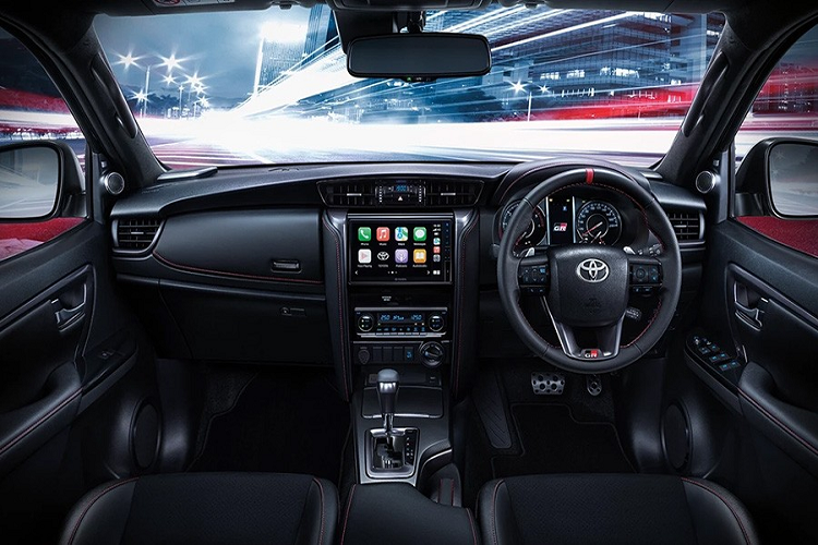 Trên tựa đầu ghế, vô lăng và chìa khóa của xe đều có logo GR Sport. Trong khi đó, trang bị nội - ngoại thất của Fortuner GR Sport về cơ bản là giống Fortuner Legender.