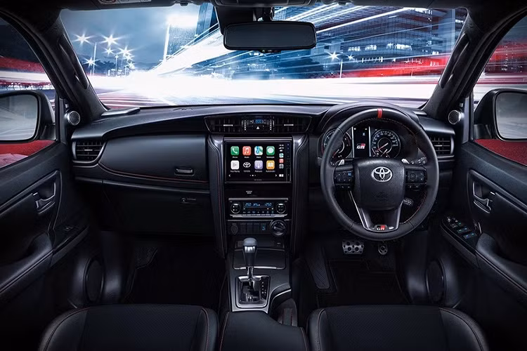 Trên tựa đầu ghế, vô lăng và chìa khóa của xe đều có logo GR Sport. Trong khi đó, trang bị nội - ngoại thất của Fortuner GR Sport về cơ bản là giống Fortuner Legender.