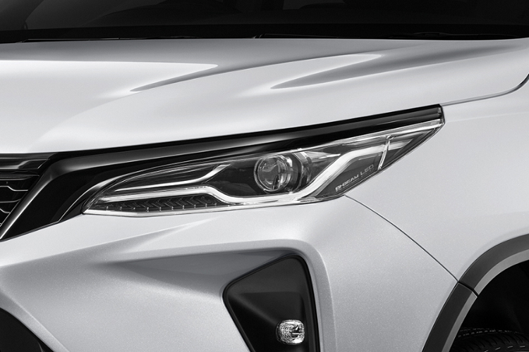 Tương tự phiên bản Leader, Toyota Fortuner Legender 2023 mới cũng chỉ có thêm trang bị mới là màn hình cảm ứng trung tâm 9 inch hỗ trợ Apple CarPlay/Android Auto không dây và hệ thống cảnh báo áp suất lốp. So với phiên bản Leader, Fortuner Legender có sự khác biệt lớn nhất là 2 tùy chọn động cơ. 