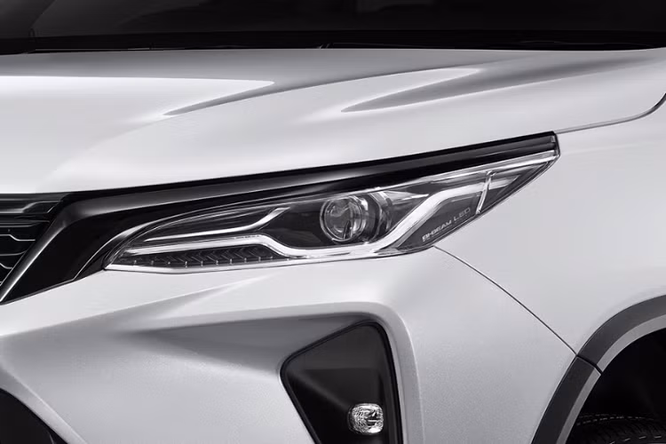 Tương tự phiên bản Leader, Toyota Fortuner Legender 2023 mới cũng chỉ có thêm trang bị mới là màn hình cảm ứng trung tâm 9 inch hỗ trợ Apple CarPlay/Android Auto không dây và hệ thống cảnh báo áp suất lốp. So với phiên bản Leader, Fortuner Legender có sự khác biệt lớn nhất là 2 tùy chọn động cơ. 