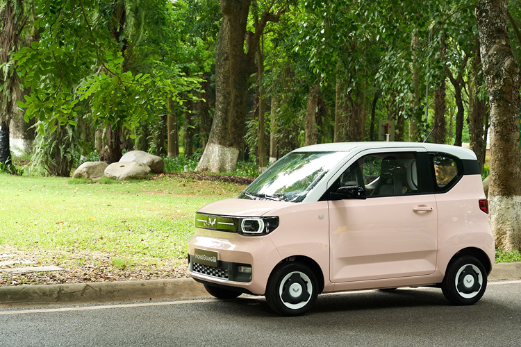Cụ thể, Wuling Hongguang Mini EV Macaron 2024 sử dụng vô lăng đa chức năng 2 chấu cổ điển (tích hợp nhiều nút chức năng gồm điều khiển âm thanh, trả lời điện thoại và chuyển bài hát), đồng hồ LCD kích thước lớn kiểu mới và màn hình điều khiển trung tâm dạng nổi 8 inch, nâng cao sự tinh tế về mặt thị giác.