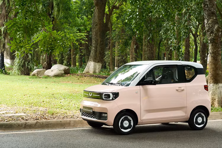 Cụ thể, Wuling Hongguang Mini EV Macaron 2024 sử dụng vô lăng đa chức năng 2 chấu cổ điển (tích hợp nhiều nút chức năng gồm điều khiển âm thanh, trả lời điện thoại và chuyển bài hát), đồng hồ LCD kích thước lớn kiểu mới và màn hình điều khiển trung tâm dạng nổi 8 inch, nâng cao sự tinh tế về mặt thị giác.