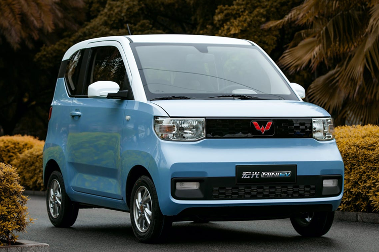 Về khả năng chứa đồ, xe cung cấp tới 15 cài đặt không gian chứa đồ, bao gồm 8 ngăn chứa đồ, 2 khe để cốc, 2 móc treo, 2 túi bản đồ và 1 túi lưới, cho phép cất giữ thông minh những vật dụng nhỏ thường dùng.