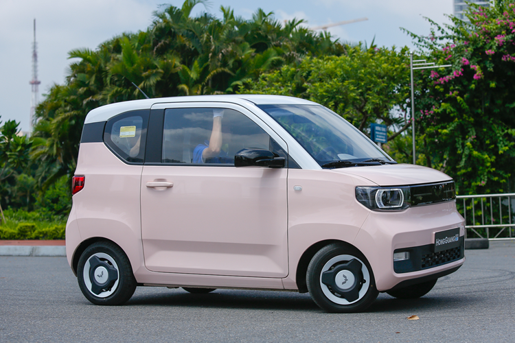 Ở sức mạnh, giới chức cho biết xe đã bổ sung thêm phiên bản tầm xa 215 km so với phiên bản ban đầu là 120 km và 170 km để đáp ứng nhu cầu đi đường dài của nhiều người dùng hơn. Điều đáng nói là phiên bản mới này sẽ hỗ trợ sạc nhanh DC, có thể sạc pin từ 30% đến 80% trong 35 phút, tối ưu chi phí thời gian.