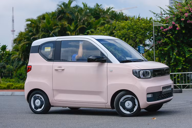 Ở sức mạnh, giới chức cho biết xe đã bổ sung thêm phiên bản tầm xa 215 km so với phiên bản ban đầu là 120 km và 170 km để đáp ứng nhu cầu đi đường dài của nhiều người dùng hơn. Điều đáng nói là phiên bản mới này sẽ hỗ trợ sạc nhanh DC, có thể sạc pin từ 30% đến 80% trong 35 phút, tối ưu chi phí thời gian.