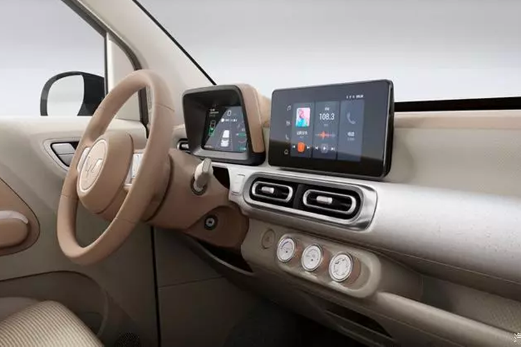 Wuling Hongguang Mini EV Macaron 2024 mới tiếp tục áp dụng tính thẩm mỹ Smiley vào thiết kế nội thất. Hai màu nội thất với chủ đề làm hài lòng trái tim bổ sung cho 5 màu xe kép vui nhộn Smiley đã được công bố trước đó, đồng thời, nó cũng cải thiện hiệu suất không gian, ghế ngồi, chất liệu, cấu hình buồng lái và các khía cạnh khác cũng được nâng cấp toàn diện.