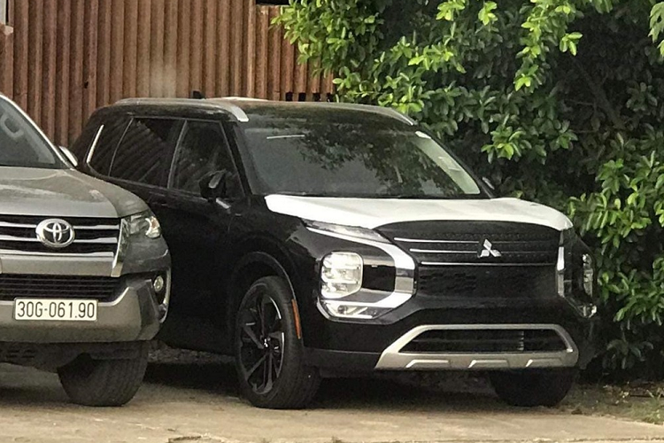 Mới đây, một chiếc Mitsubishi Outlander thế hệ mới bất ngờ xuất hiện tại Việt Nam. Hiện chưa rõ chiếc xe này được nhập khẩu về Việt Nam qua con đường chính hãng hay tư nhân, nhưng đã gây không ít sự chú ý tới những người tiêu dùng quan tâm đến dòng xe này.