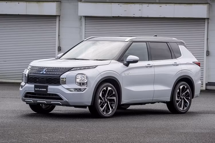 Hiện nay, Mitsubishi Outlander đang bán tại Việt Nam là xe lắp ráp trong nước. Xe có 3 phiên bản, bao gồm 2.0 CVT, 2.0 CVT Premium và 2.4 CVT Premium với giá bán dao động từ 825 triệu đến 1,11 tỷ đồng.