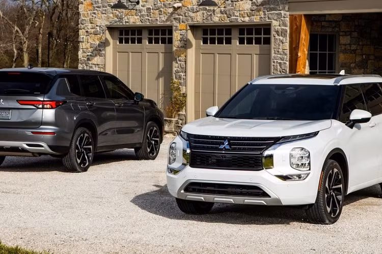 Có thể quan sát thấy ngoại hình của Mitsubishi Outlander 2023 mới, đặc biệt là trên vòm bánh trước của có đèn phản quang màu cam. Đây là trang bị bắt buộc phải có trên những chiếc ôtô bán ở thị trường Mỹ. Do đó, có thể dự đoán đây là chiếc Mitsubishi Outlander 2023 nhập Mỹ.