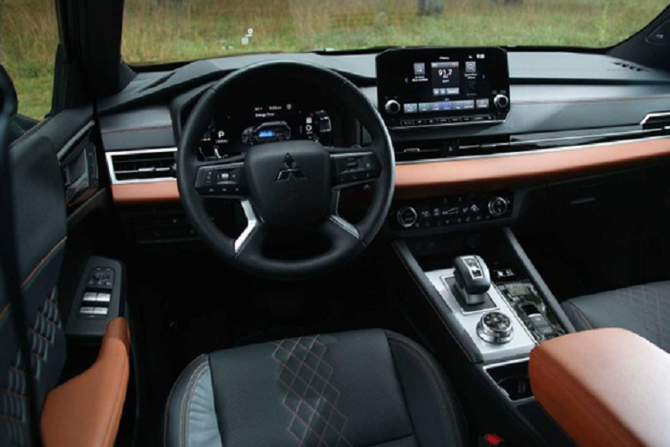 Ở thị trường nước ngoài, Mitsubishi Outlander mới hiện có 2 tùy chọn động cơ. Thứ nhất là động cơ xăng 4 xi-lanh thẳng hàng, dung tích 2.5L, sản sinh công suất tối đa 181 mã lực và mô-men xoắn cực đại 245 Nm, dùng chung với Nissan X-Trail. Động cơ này kết hợp cùng hộp số biến thiên vô cấp giả lập 8 cấp số và hệ dẫn động cầu trước hoặc 4 bánh.